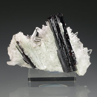 HÜBNERITE, QUARTZ AND MUSCOVITE