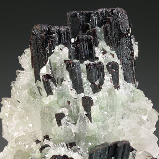 HÜBNERITE, QUARTZ AND MUSCOVITE