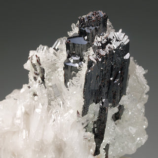 HÜBNERITE, QUARTZ