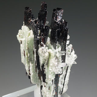 HÜBNERITE, QUARTZ AND MUSCOVITE