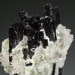 HÜBNERITE, QUARTZ AND MUSCOVITE
