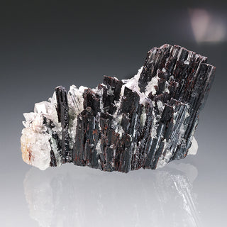 HÜBNERITE, QUARTZ AND MUSCOVITE