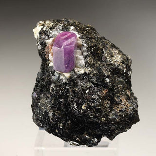 CORINDON VAR. RUBI, MOSCOVITA