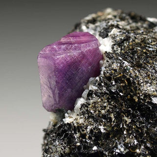 CORINDON VAR. RUBI, MOSCOVITA