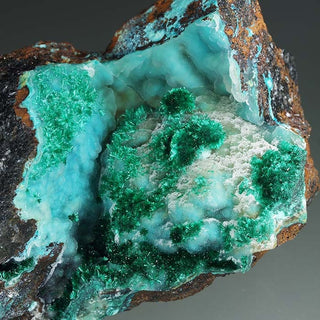 BROCHANTITA, CUARZO VAR. CALCEDONIA.